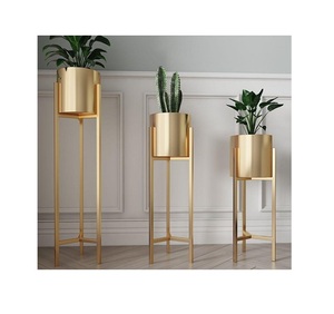 Ensemble de 3 jardinières décoratives dorées anciennes avec support en métal doré, de grande qualité au meilleur prix - Product Image 1