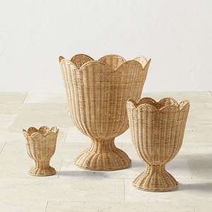 Jarrón de ratán hecho a mano de Vietnam, pieza de decoración sostenible para el hogar para exhibición de mesa o piso, exquisita urna de flores festoneadas - Product Image 1