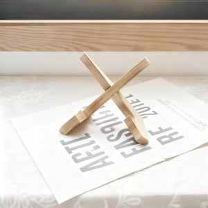 Support artisanal en bois pour livres, assiettes et photos, pour une présentation élégante, un support robuste et un attrait intemporel pour la décoration intérieure - Product Image 4