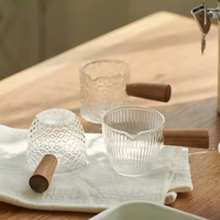 Petite tasse à lait à rayures en verre Motif vertical Tasse à mesurer pour café Motif de marteau Manche en bois massif Poignée en bois pour lait Tasse à café