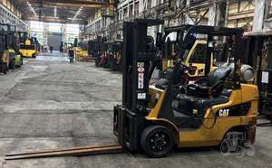 รถยก CAT มือสอง 3 ตัน (FD30) ขับเคลื่อน 4 ล้อ เกียร์ธรรมดา พร้อมรับประกัน 1 ปี รวมเครื่องยนต์ ปั๊ม และชิ้นส่วนมอเตอร์ - Product Image 6