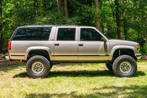 Chevrolet Suburban K2500 LS 4x4 de 1999, Usada en Buen Estado, con Eje Sólido Intercambiable, Motor V8 de 454 Pulgadas Cúbicas, Modificaciones Extensivas - Product Image 3