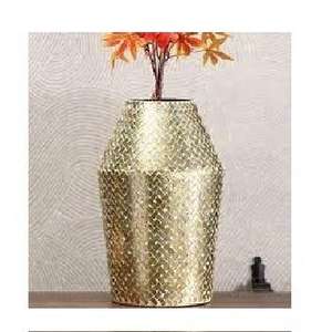 Jarrones Metálicos Dorados de Boca Ancha de Calidad Garantizada que Aportan una Sensación de Fuerza y Estabilidad a Elementos Florales Orgánicos Suaves - Product Image 3