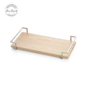 Plateau moderne en bois avec élégantes poignées en métal argenté idéal pour la décoration de luxe d'un comptoir de bar, d'une cuisine et d'un hôtel. - Product Image 1