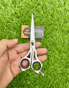 Tijeras profesionales de peluquero de acero inoxidable de alta calidad para peluquería recta con características de seguridad de punta de hoja afilada - Product Image 1