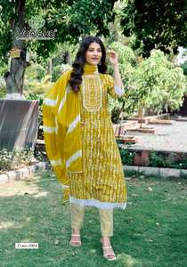 Catalogue complet Salwar Kameez en coton de qualité supérieure imprimé batik, y compris le bas Kurti et le tarif de gros Dupatta pour les vêtements de mariage - Product Image 4