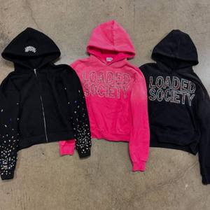 Sweat-shirt unisexe de créateur en molleton 100% coton avec impression numérique d'hiver, orné de strass et de pierres de cristal, style streetwear moderne - Product Image 1