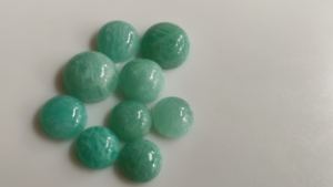 พลอยอเมซอนธรรมชาติ10มม. อัญมณีหลวมสีเขียวด้านหลังแบนรูปทรงผสมสำหรับทำเครื่องประดับ - Product Image 3