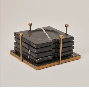 Elegantes posavasos de mármol blanco con vetas grisáceas profundas y un soporte resistente en tono latón. Disponible a precios de mayoreo. - Product Image 2