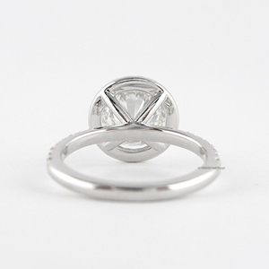 Bague solitaire Moissanite de 2.12 ct en or blanc avec sertissage de halo accents de pavé français et design à quatre broches - Product Image 5