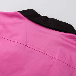 Camisa de Bolos Rosa Vintage para Hombre con Cuello de Solapa Negra en Contraste, Bolsillo en el Pecho con Ribete y Tela Transpirable de Alto Rendimiento - Product Image 4