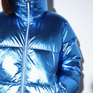 เสื้อแจ็คเก็ตพัฟเฟอร์ครอปผู้หญิงแฟชั่นฤดูหนาวสไตล์ Y2K เงา หนา มีโลโก้แบบกำหนดเอง กระเป๋าเย็บติด งานถักปัก OEM - Product Image 5