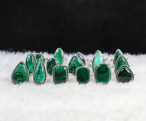 Bagues en pierres précieuses en malachite verte naturelle bijoux en vrac vente en gros bagues de serrage de créateur fabrication de bijoux pour la vente au détail - Product Image 2