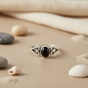 แหวนเงินแท้ 925 ชุบโรเดียม ประดับพลอยออนิกซ์ งานแฮนด์เมดสำหรับผู้หญิง - Product Image 2