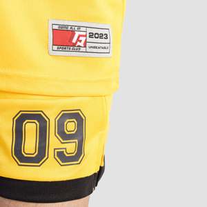 Ensemble de sport en polyester respirant jaune, taille XL Plus, comprenant un haut à manches courtes et un short imprimé, léger et uni. - Product Image 6