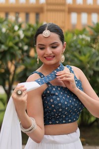 Lehenga Choli traditionnel indien et pakistanais pour femmes avec broderies riches, design moderne en georgette pure pour les occasions de mariage - Product Image 5