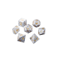 Ensembles de dés de pierres précieuses Howlite blanches naturelles D20 personnalisées pierre gravée pour le jeu pour les Vikings gros dés de pierre de cristal