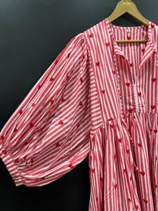 Robe mi-longue imprimée en pur coton de qualité exportée, tenue tendance pour les brunchs, shopping et tenue décontractée quotidienne en provenance d'Inde - Product Image 2