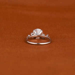 Anillo de propuesta de diseño Floral de moda para mujer, chapado en oro macizo de 18KT con corte redondo, Diamante cultivado en laboratorio, anillo lujoso certificado IGI - Product Image 4