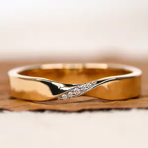 Anillo de Boda de Acero Inoxidable Hecho a Mano con Moissanita de Corte Brillante y Claridad, Bañado en Rodio - Product Image 1