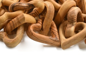 Corazones entrelazados de madera hechos a mano regalo de aniversario decorativo único para marido esposa novio o novia - Product Image 4