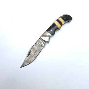 Cuchillo plegable de Damasco hecho a mano personalizado, cuchillo de bolsillo de supervivencia al aire libre multifuncional con mango de resina y Funda de cuero - Product Image 3