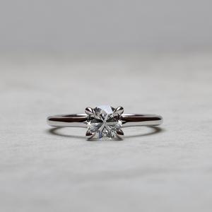 แหวนหมั้นโซลิแทร์ทรงกลม5มม. สีขาวโมอิสซาไนต์คลาสสิกสี่ง่ามสีทองเครื่องประดับสำหรับผู้หญิง - Product Image 1