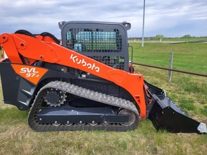 Chargeuse compacte sur chenilles Kubota SVL97-2 avec godet frontal, moteur diesel, équipement de construction orange - Product Image 4