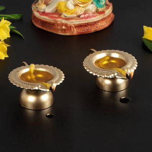 Diya tradicional perfecta para Diwali y ceremonias espirituales Diya tradicional de latón: una hermosa pieza central para tus rituales - Product Image 4