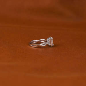 Radiant Cut Lab Créé Diamant Halo Cluster Réglage Bague de Fiançailles 18KT Plaqué Or Massif Style À La Mode Diamant Sans Conflit - Product Image 6