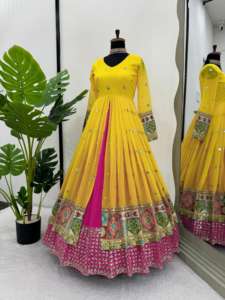 Présentation du nouveau haut de travail de broderie de séquence lourde en fausse Georgette et Lehenga avec bordure en dentelle Dupatta - Product Image 2
