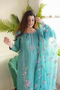 Conjunto de Kurta de Georgette Transpirable de Seda Chinon Pesada Bordada en Verde Azulado Premium Unity Luxure con Dupatta de Organza - Traje Étnico Casual - Product Image 3