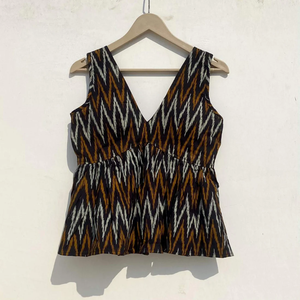 Noir Ikat col profond coupe manches coussinets amovibles haut en coton col en v femmes haut - Product Image 1