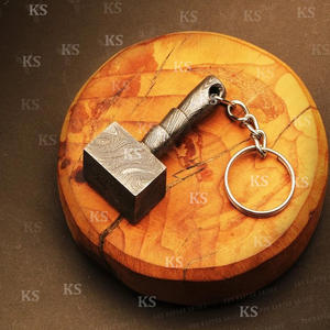 Porte-clés marteau thor en acier damas fait main porte-clés pendentif mini marteau thor en acier damas forgé à la main - Product Image 2
