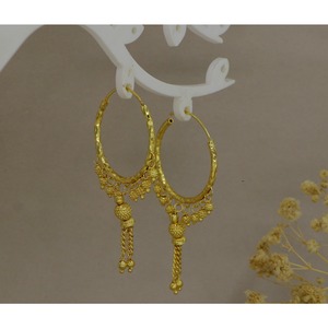 Pendientes Minimalistas de Aro con Baño de Oro de 24K para Mujer, Ligeros, Étnicos, con Cuentas Colgantes, Borlas y Cadena - Product Image 1