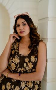 Robe midi saphir à imprimé ethnique, col en V, style bohème, pour l'été et les croisières, dos ouvert, fluide, bleu et blanc, tenue de plage lavable, coupe trapèze - Product Image 5