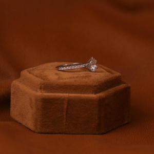 Anillo de compromiso de diamante cultivado en laboratorio con ajuste de pavé de moda Certificado de chapado en oro sólido de 18KT Regalo de acento de diamante certificado IGI - Product Image 4