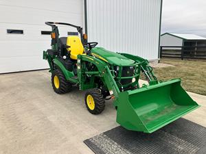 Tractor John y Deeere 1025R con cargador frontal y retroexcavadora - Product Image 5