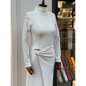 Robe noire avec fente, silhouette fourreau, détails de boucle, tissu ottoman, taille naturelle - Product Image 2