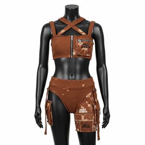 Conjunto de bikini de dos piezas para mujer, de poliéster y spandex con textura de alta calidad, color marrón, estilo vintage, con tirantes, bolsillos tipo cargo y logo. - Product Image 6