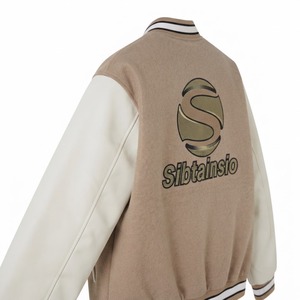 Chaqueta Letterman Caqui Personalizada con Mangas de Cuero Blanco, Logotipo Bordado y Letras en las Mangas Completas, Chaqueta de Béisbol con Botones a Presión - Product Image 5