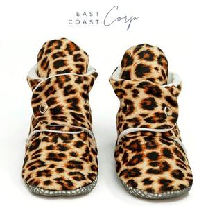 Botines de muselina de algodón orgánico para bebé recién nacido, zapatillas de invierno con altura al tobillo de estilo occidental para niño y niña con cierre de calcetín - Product Image 1