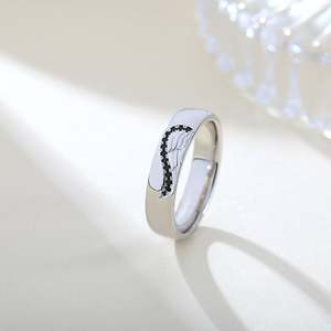 Bague pour homme Jeulia en argent sterling plaqué or rose avec gravure d'ailes d'ange - Product Image 6