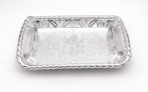 Plateau de service en forme de rectangle de conception traditionnelle plateau décoratif polyvalent en métal de finition argentée plateau de service élégant - Product Image 1