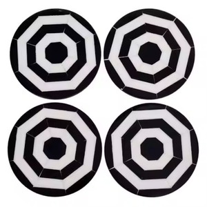 Dessous de verre élégants ronds noirs et blancs en résine incrustée en bois Tapis de table design pour le café, le thé et la maison - Product Image 5