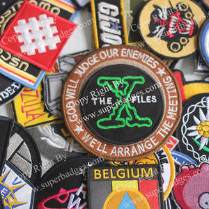 Parches bordados personalizados con diseños únicos Bordado detallado Insignias para coser y decoración de cuentas - Product Image 1