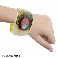 Bracelet ethnique indien KENWAY SARTAJ, artisanal, en laiton, style vintage tendance, avec plumes de paon et émail, pour femme