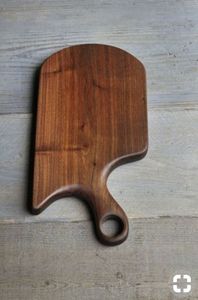 Planche à découper en bois d'acacia de qualité supérieure avec trou Plateau en bois élégant pour la cuisine servant du fromage, de la charcuterie et des apéritifs - Product Image 4