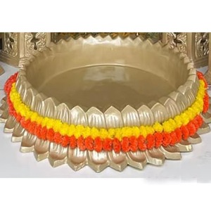 ของตกแต่งพิธีฮัลดีแบบราชวงศ์ พร้อมอูร์ลี ถังใยโลตัสสีทองสำหรับพิธีฮัลดี ขายส่งอูร์ลีงานฝีมือ ผู้ส่งออกทั่วโลก DST Exports - Product Image 1