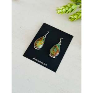 Boucles d'oreilles pendantes en turquoise de Kingman et argent sterling, faites à la main par des artisans Navajo, forme goutte d'eau - Product Image 4